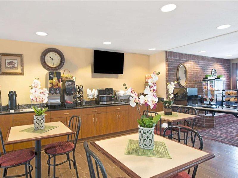 Hotel Super 8 By Wyndham San Antonio Downtown Ne Esterno foto