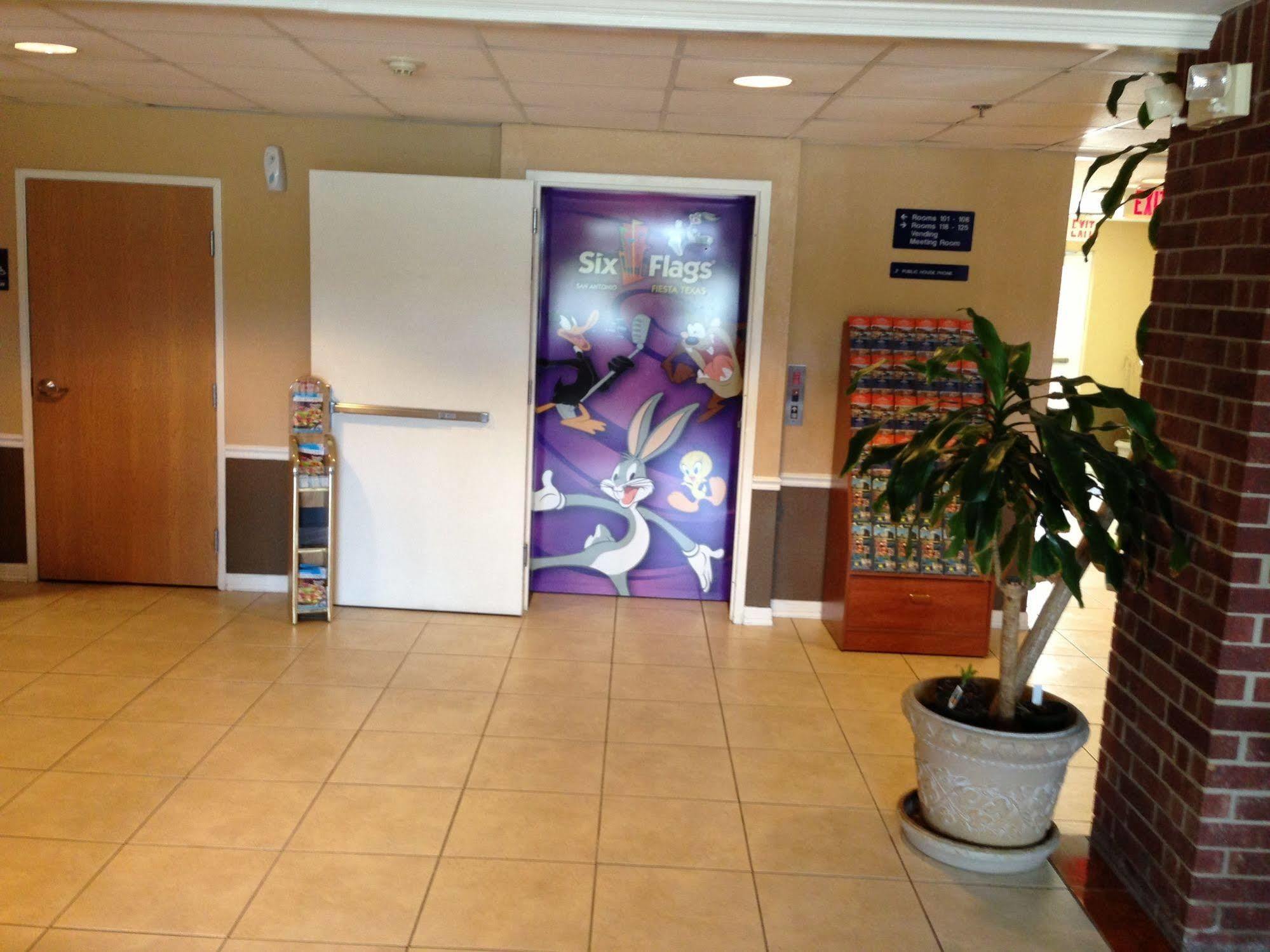 Hotel Super 8 By Wyndham San Antonio Downtown Ne Esterno foto